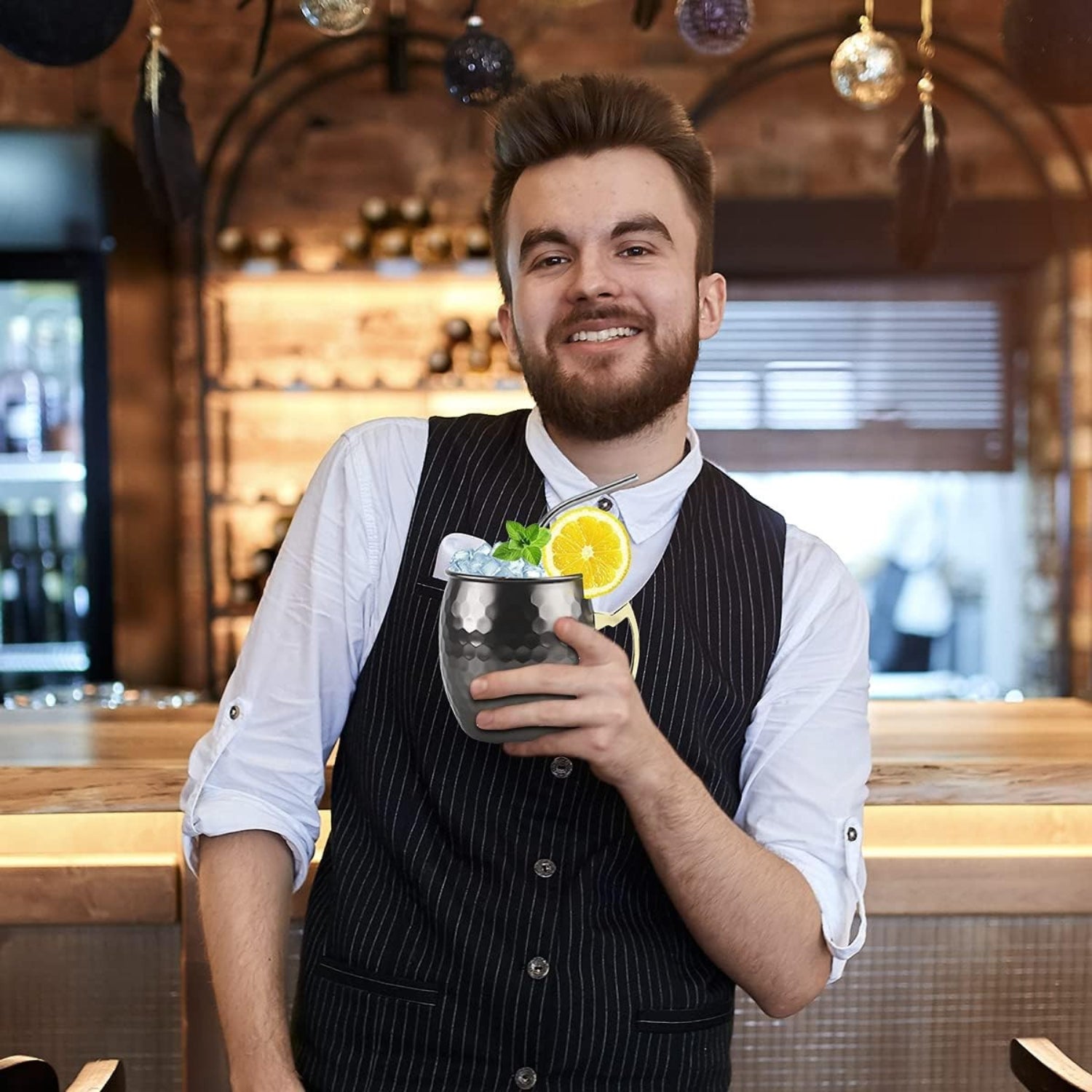 Moscow Mule Becher Set Schwarz Kupfer Gehämert Handgefertigt Geburtstagsgeschenke mit 4 Gläsern 4 Untersetzer 4 Trinkhalme 1 Messbecher in Geschenkbox