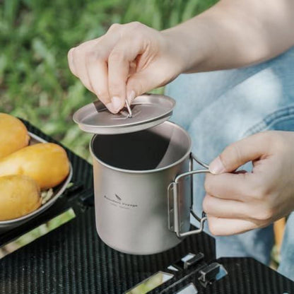 Titan Becher mit Deckel & Griff – Camping Tasse für Outdoor & Picknick