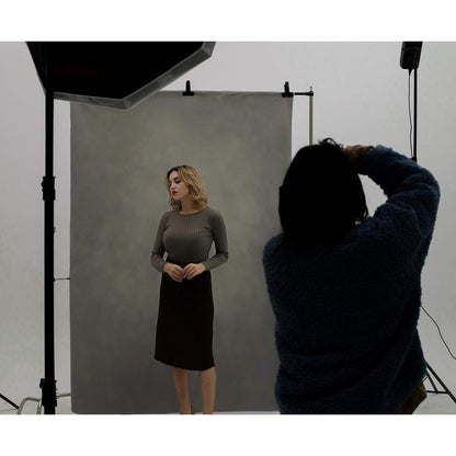 Grauer Mikrofaser Fotohintergrund 2x3m – Vintage Fotostudio