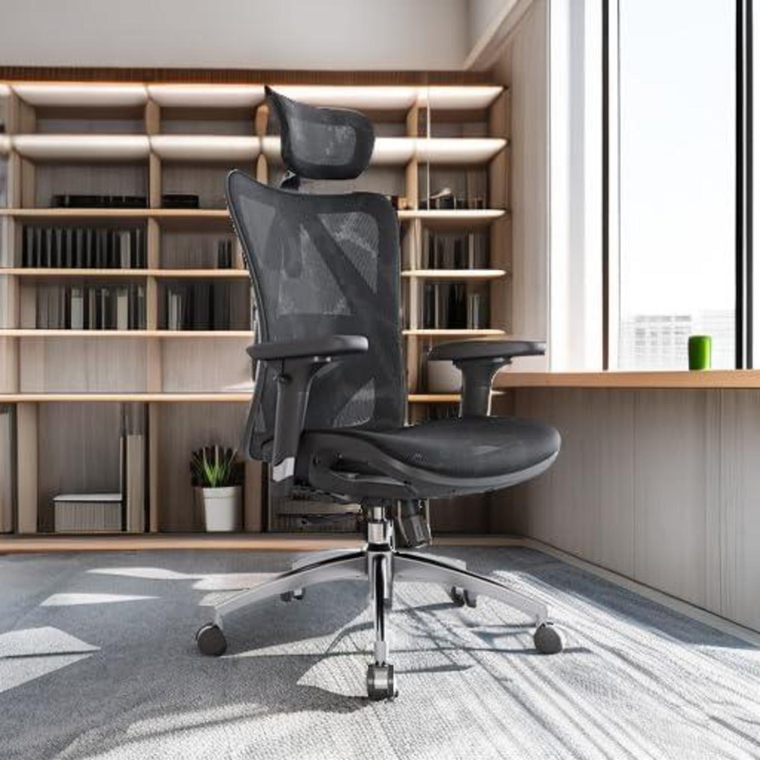 Ergonomischer Bürostuhl mit verstellbaren Armlehnen und
