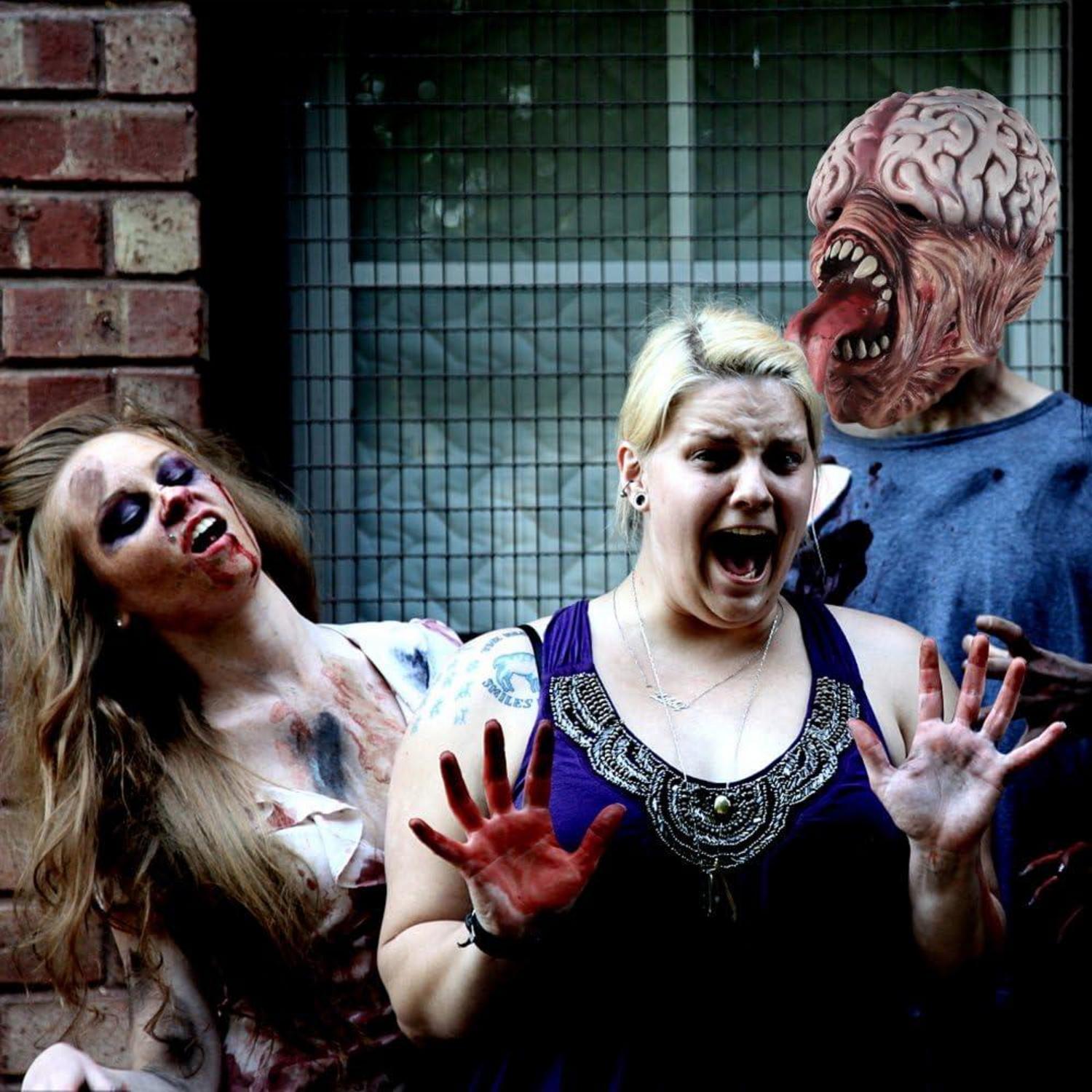 Zombie Halloween Maske mit langer Zunge und Gehirn, Horror