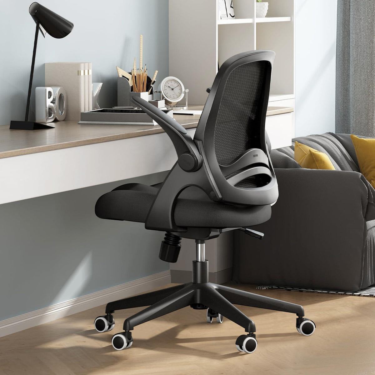 Ergonomischer Bürostuhl mit hochklappbaren Armlehnen, Schwarz