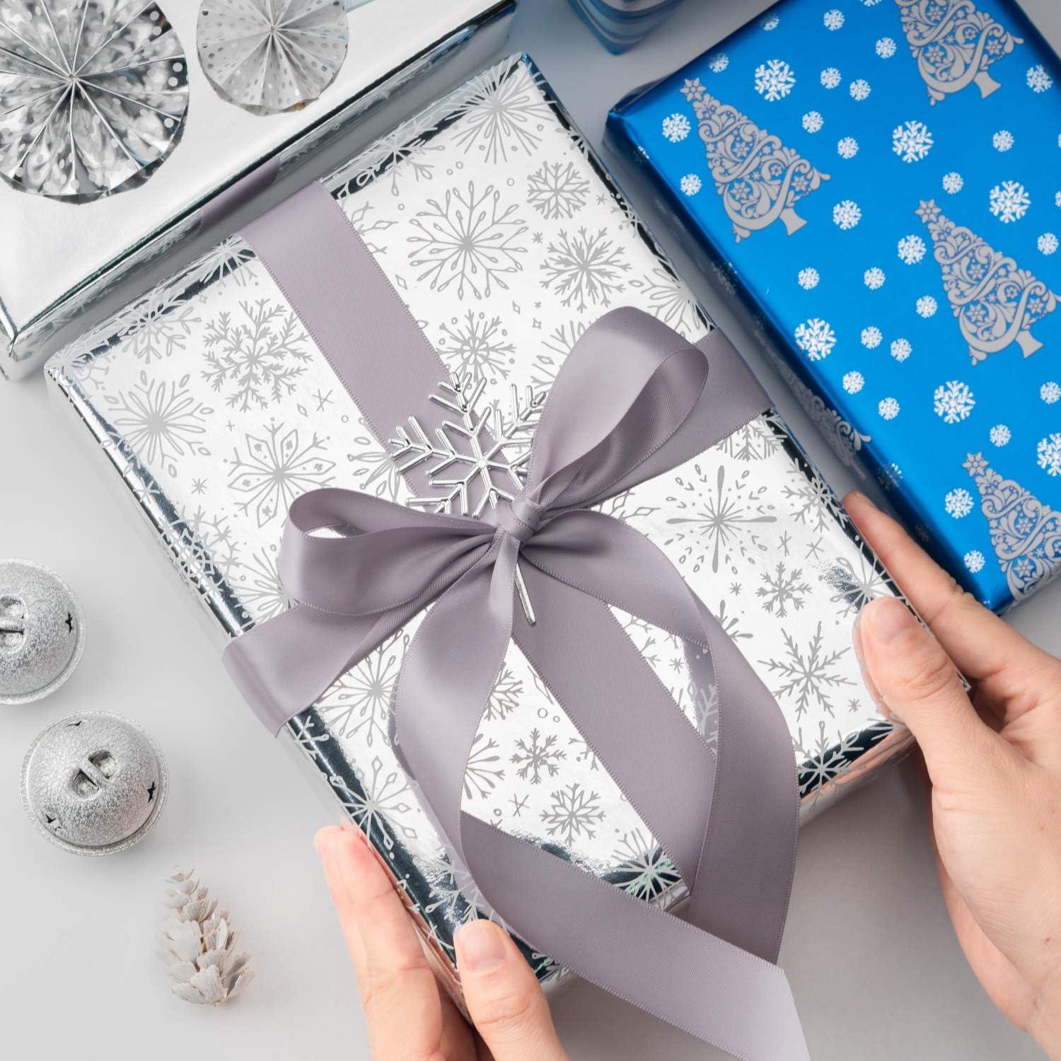 Geschenkpapierrolle Silberne Schneeflocken Blaues Streifenpapier