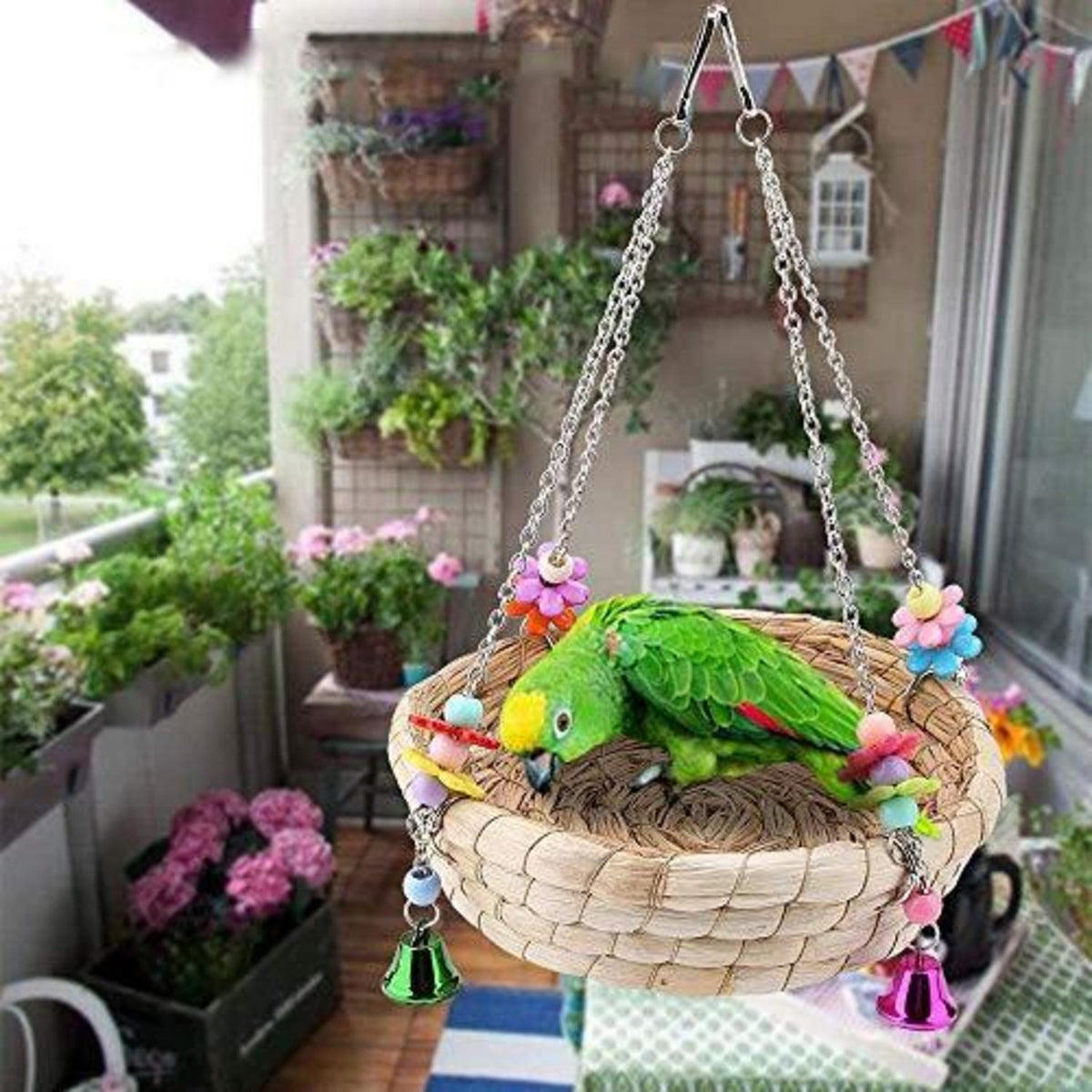 Handgewebtes Vogelnest aus Stroh mit Glocken