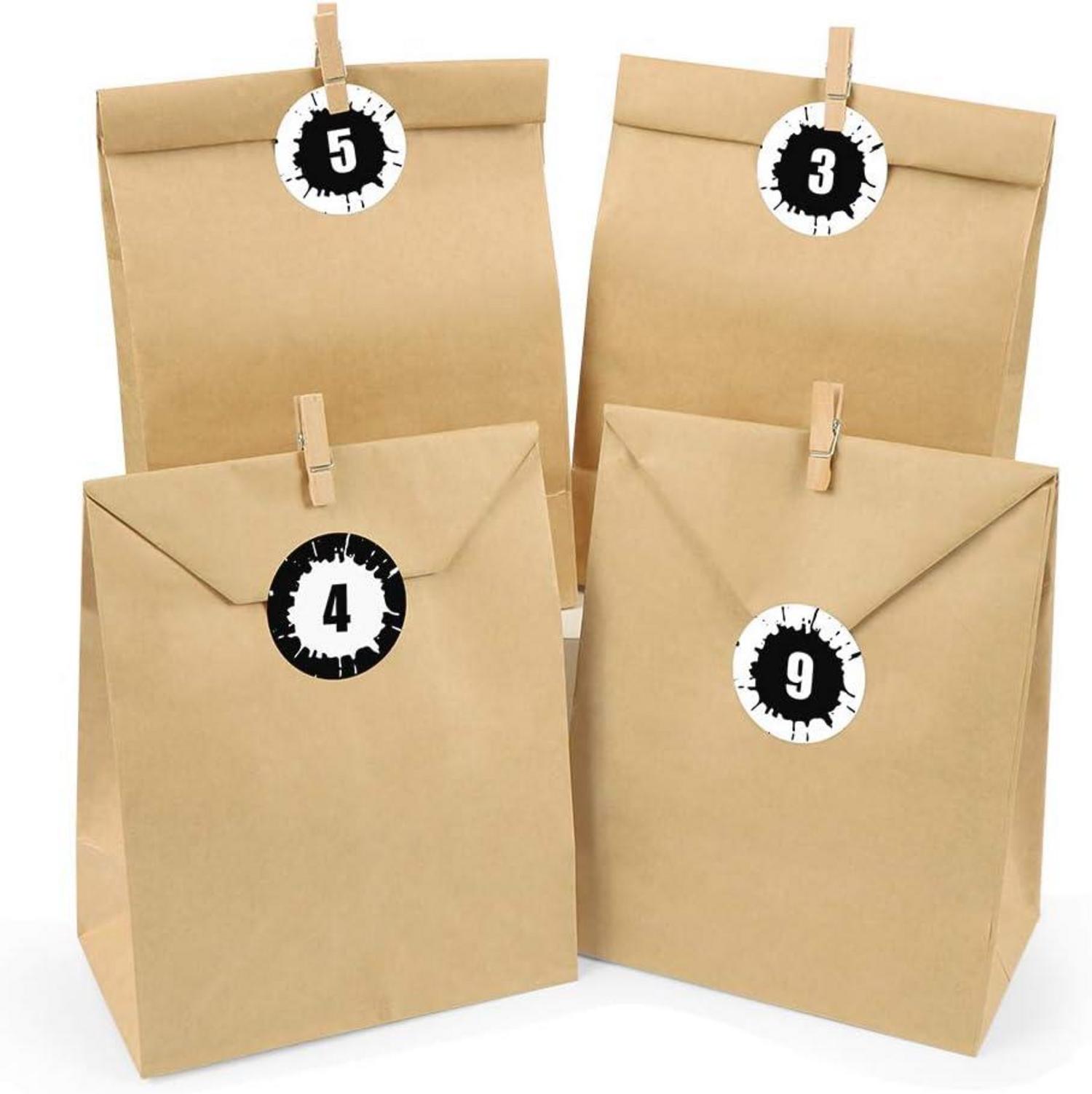 Adventskalender Kraftpapiertüten mit Zahlenaufklebern und Klammern
