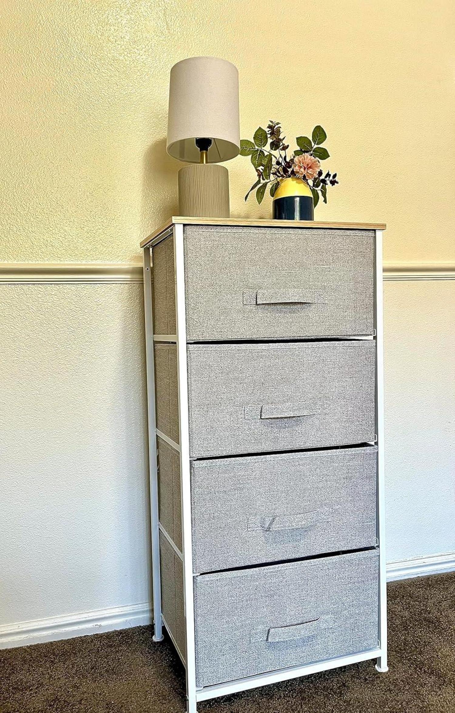 YITAHOME Schmale Stoffkommode, Schrank mit 4 Schubladen, Moderner Stil, Hellgrau