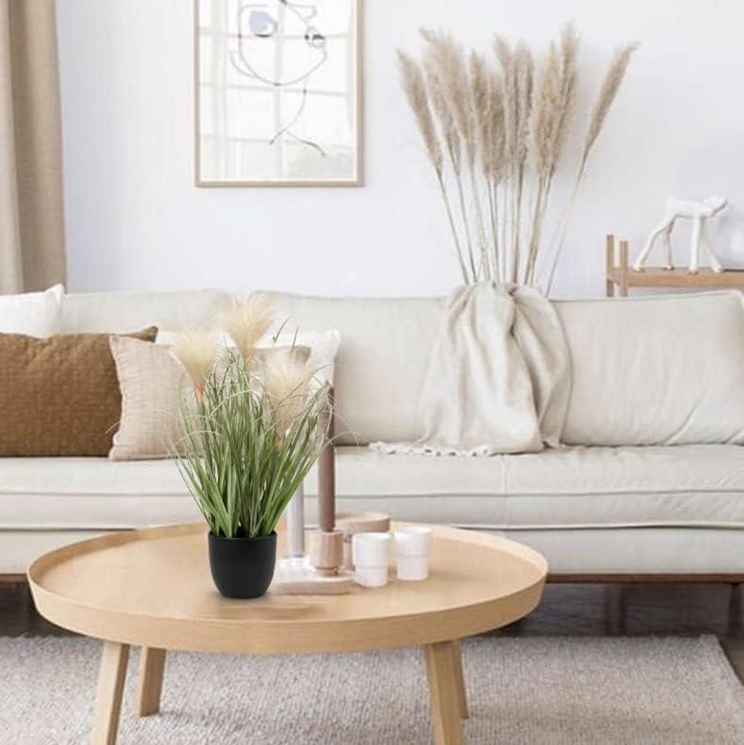 Künstliches Pampasgras Grasbusch Kunstpflanze im Schwarzen