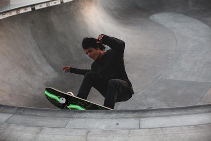 Skateboard Blitz 31x8 Zoll 8-lagiges Ahornbrett symmetrisch geneigt