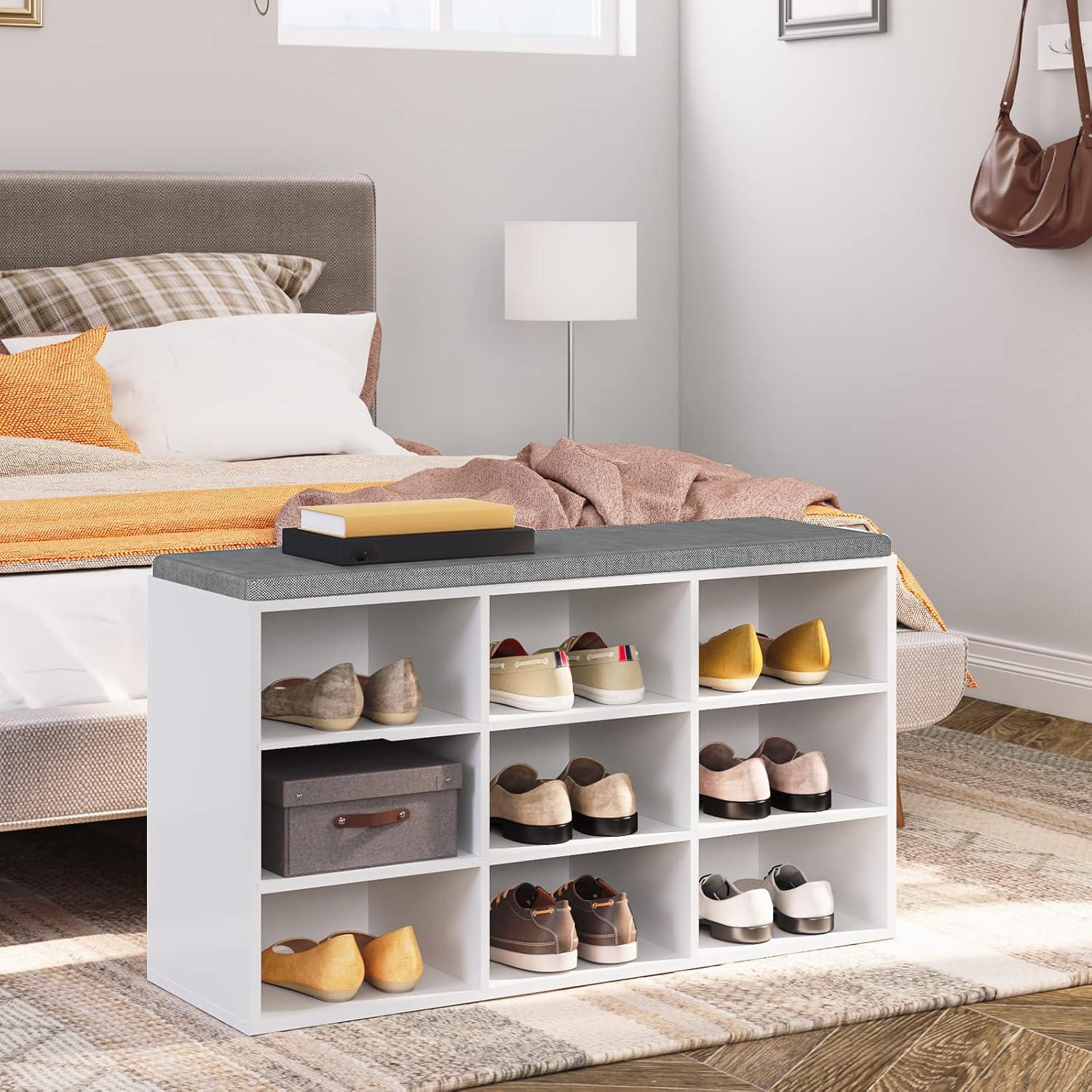 Weißes Schuhregal mit gepolsterter Sitzbank und Wandgarderobe
