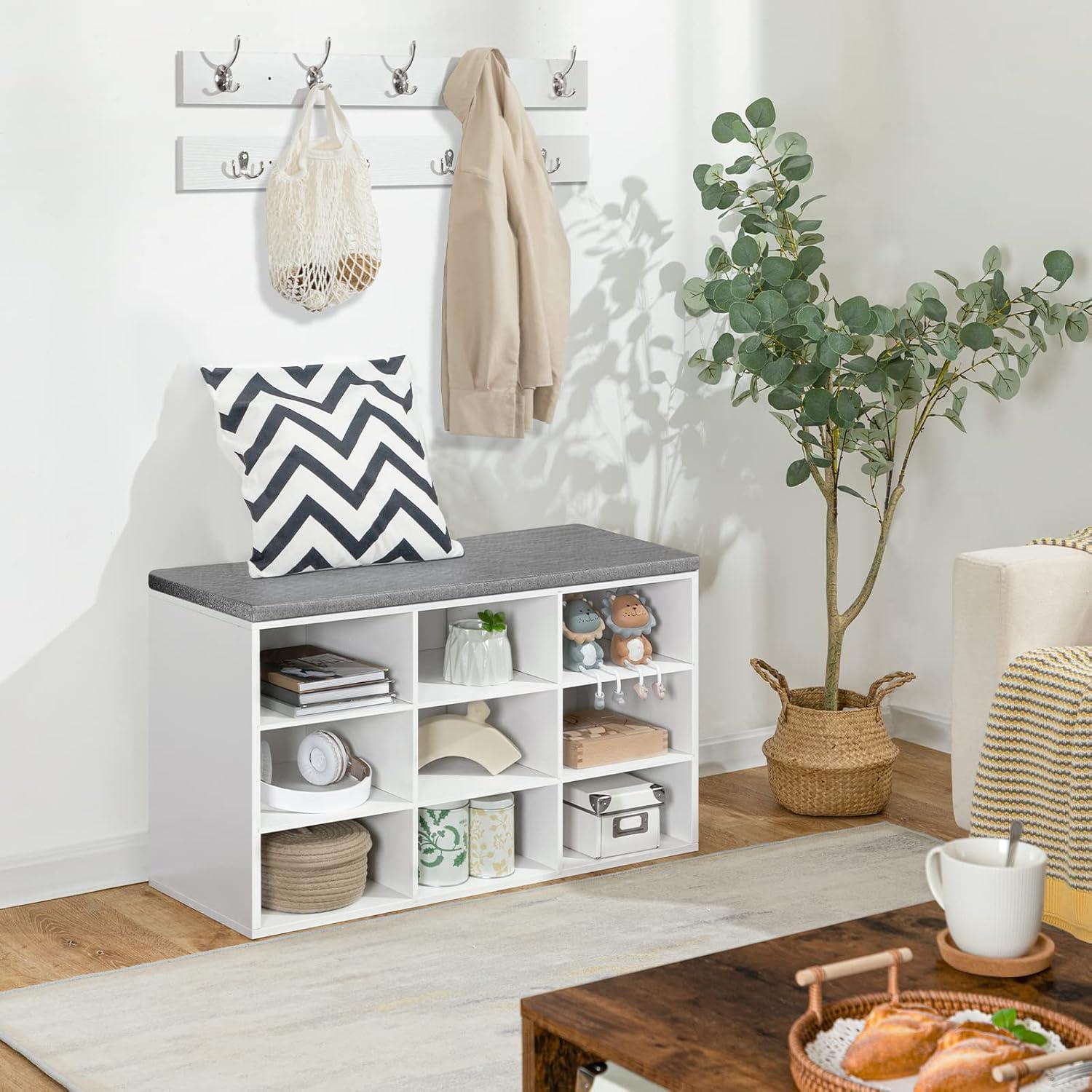Weißes Schuhregal mit gepolsterter Sitzbank und Wandgarderobe