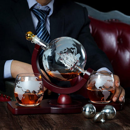 Globus Whiskey Dekanter Set mit Gläsern & Kugelsteinen