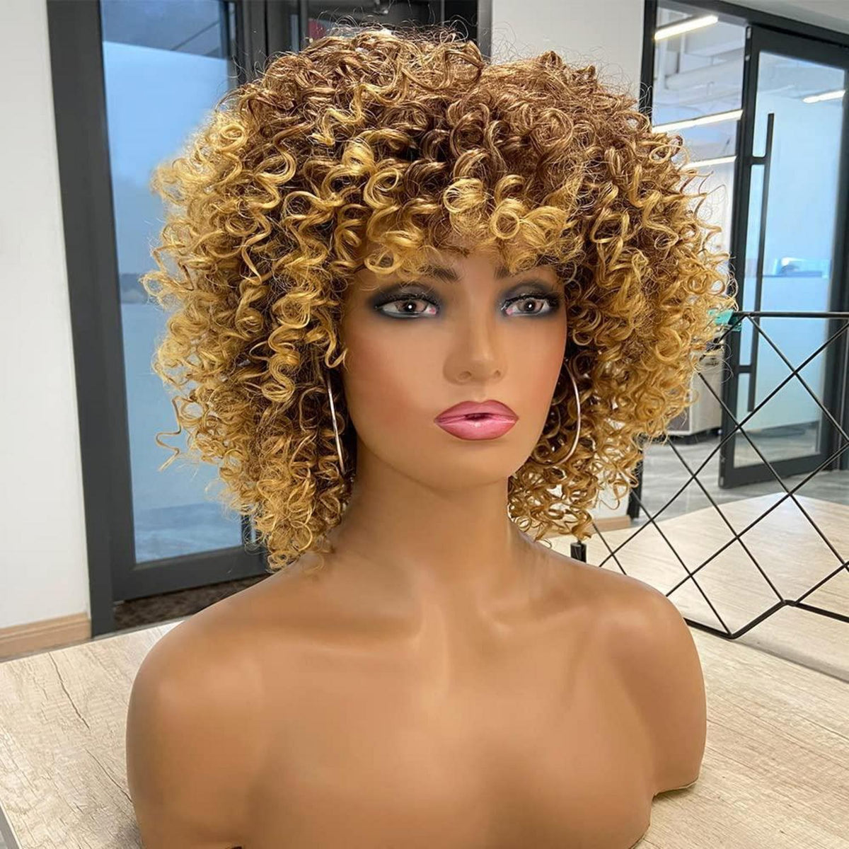 Braune Lockige Afro Perücke mit Pony – Synthetisch & Natürlich