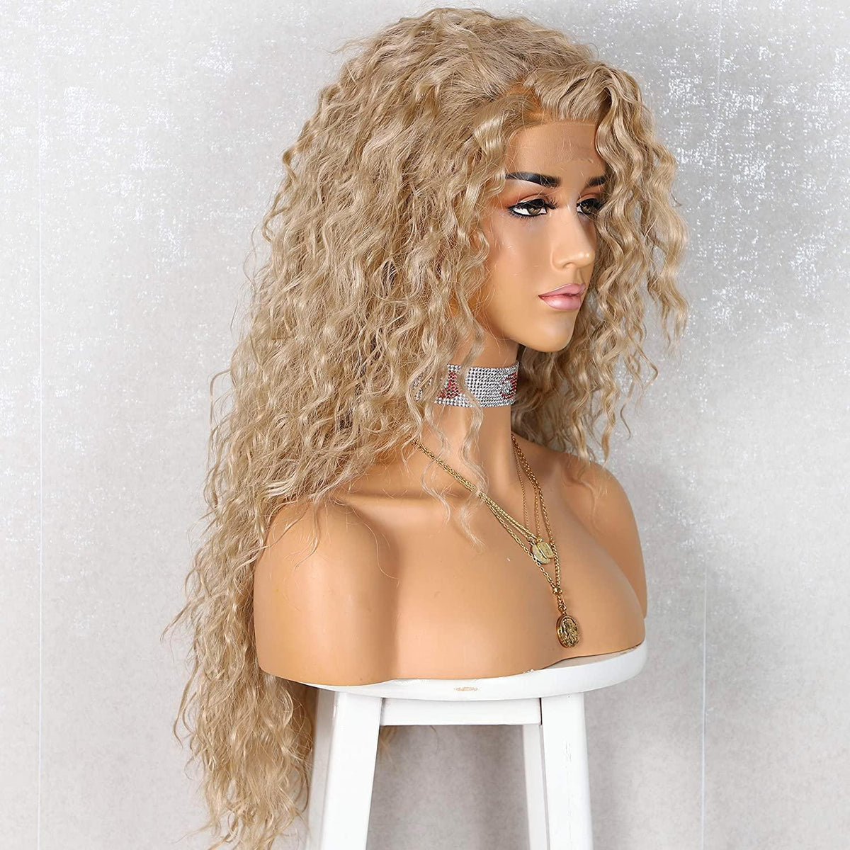 Lockige Lace Front Perücke Asche Gold – Synthetisch & Hitzebeständig 26 Zoll