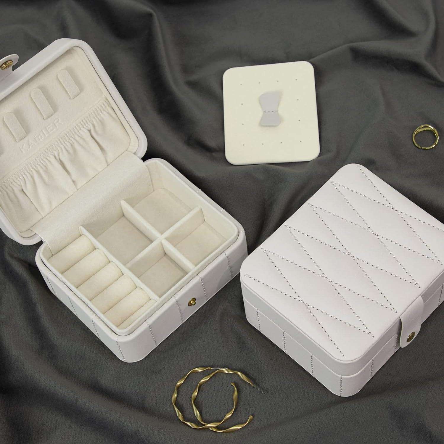 Kleine Reise-Schmuckschatulle aus gestepptem