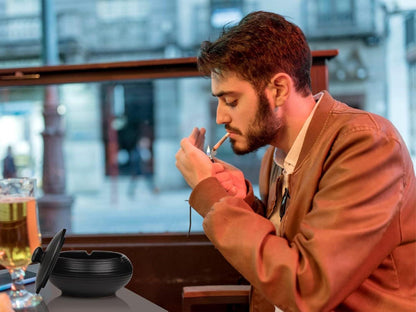 Zigaretten Aschenbecher Keramik Schwarz Deckel Draussen Retro Windaschenbecher