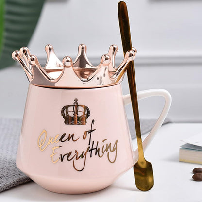 Arawat Queen of Everything Tasse mit Deckel rosa 400 ml Keramik Geschenk für Frauen&Männer