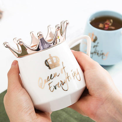Queen of Everything Tasse 350 ml mit Krone & Deckel - Rosa Keramik
