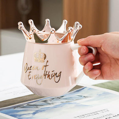 Arawat Queen of Everything Tasse mit Deckel rosa 400 ml Keramik Geschenk für Frauen&Männer
