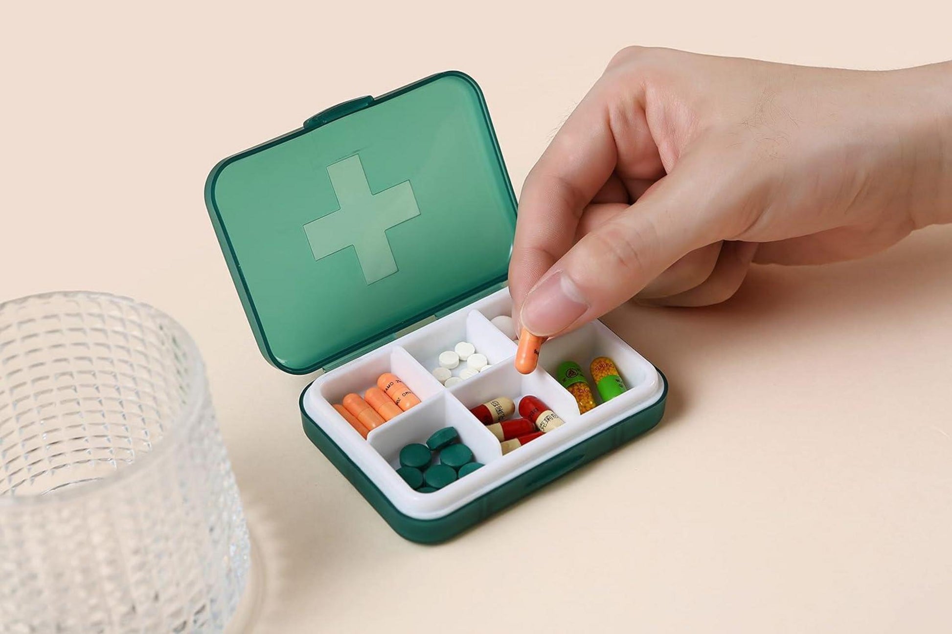 Wöchentliche tragbare Pillendose 6 Fächer täglich für 7 Tage dunkelgrün