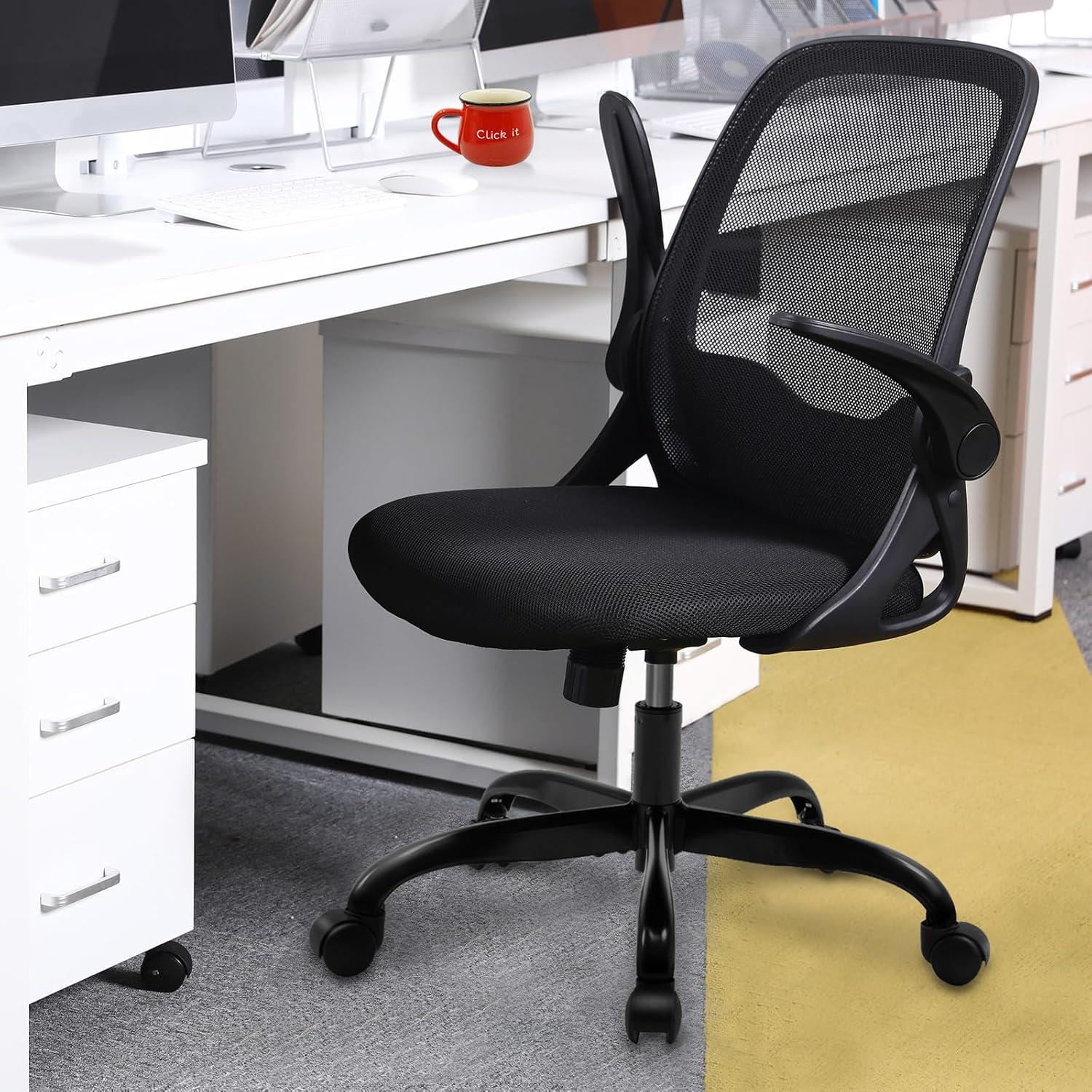 Ergonomischer Bürostuhl mit klappbaren Armlehnen und Mesh-Rückenstütze