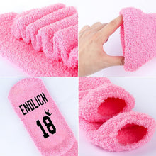 Flauschige Schokoladensocken in Kuchen-Geschenkbox für
