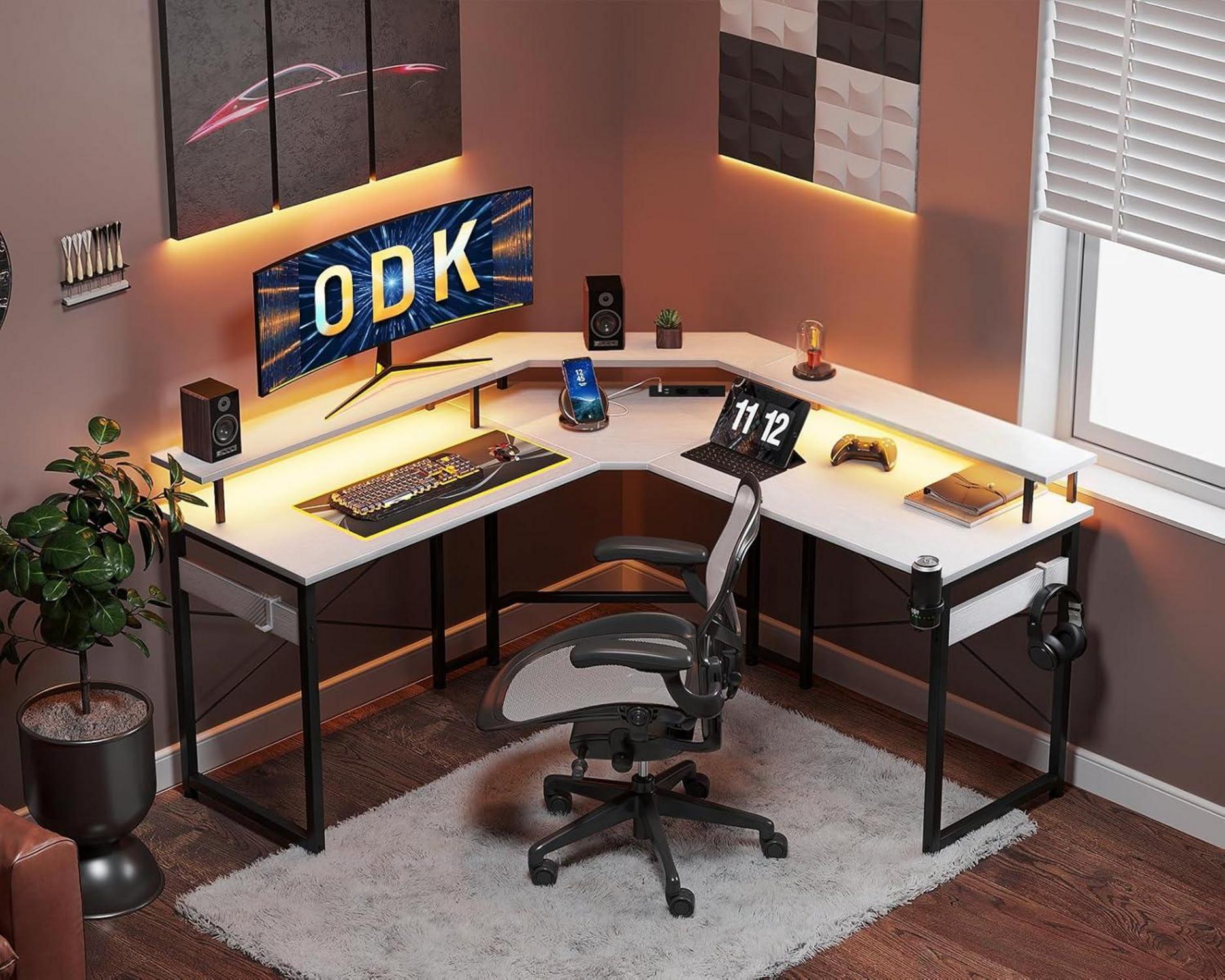 ODK Gaming Tisch mit LED, Steckdosen, USB, Monitorablage 129x129 cm