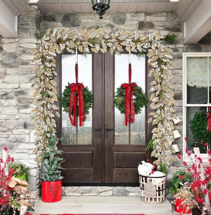 Winterliche Weihnachtsgirlande mit Christbaumkugeln und Glitzer, 180