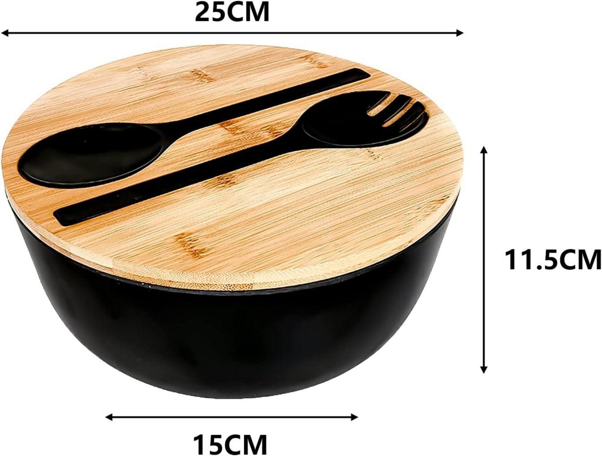 Salatschüssel mit Servierbesteck und Schneidebrett