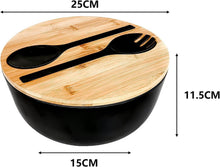 Salatschüssel mit Servierbesteck und Schneidebrett