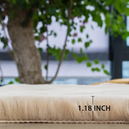 Flauschiger Kunstfell Teppich Beige 180x270 cm – Weicher Wohnteppich