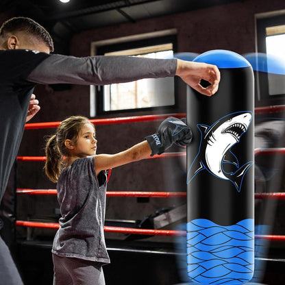 Boxsack Kinder 160 cm freistehend mit Boxhandschuhen Hai-Muster Training MMA