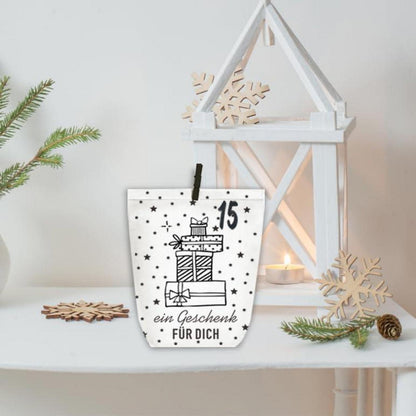 Adventskalender zum Befüllen: 24 DIY Papiertüten mit Zahlenaufklebern
