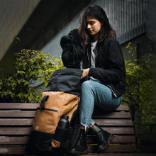 EverVanz Rolltop Laptop Rucksack USB Ladeanschluss Braun 17