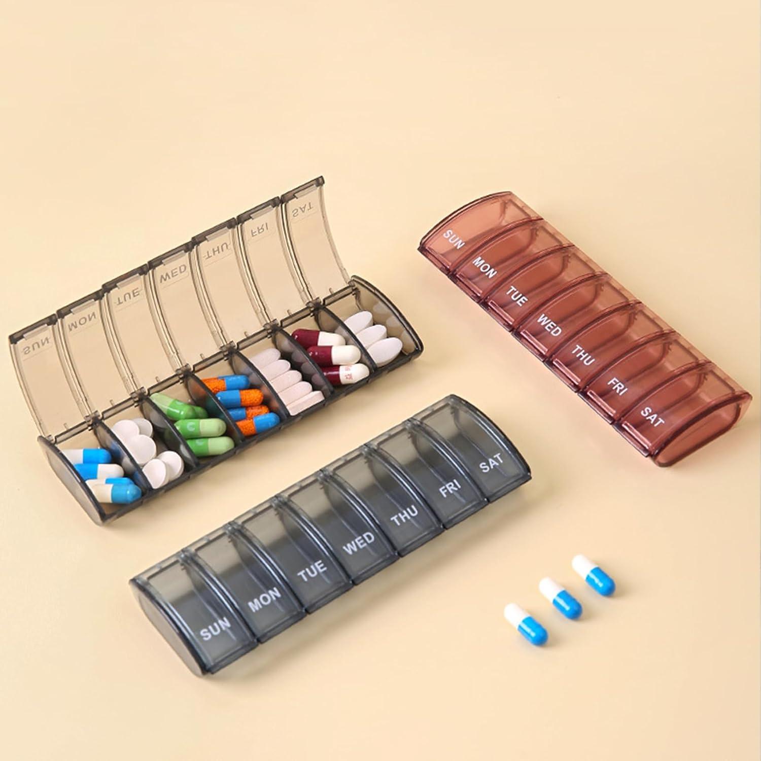 Wöchentliche Tablettenbox für Medikamente und Vitamine in Rot