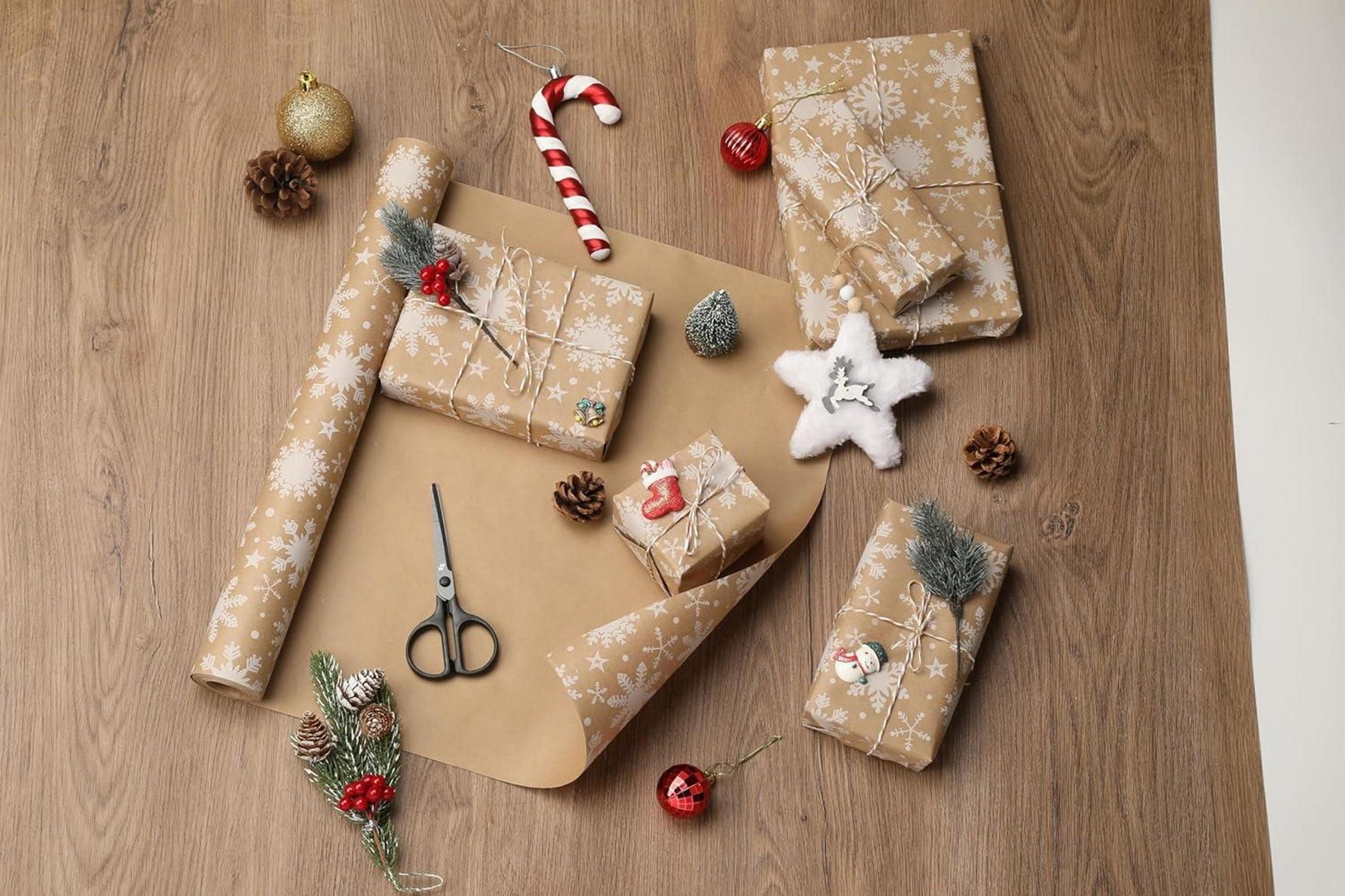 Codkkre Geschenkpapier Weihnachten 44cm x 15m Schneeflockenmuster eco-freundlichrecyclebar