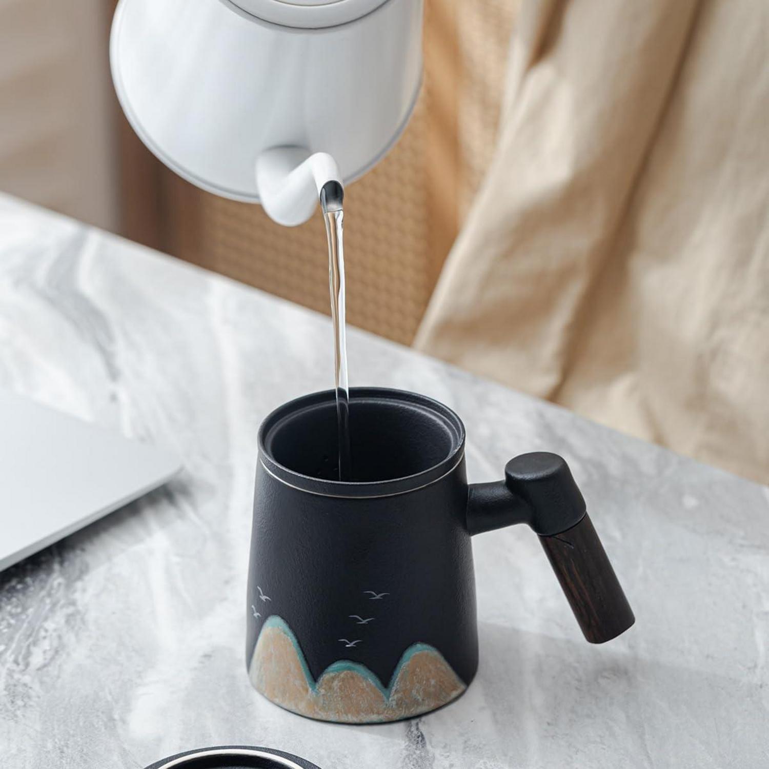 Handgemalter Teebecher mit Deckel und Holzgriff