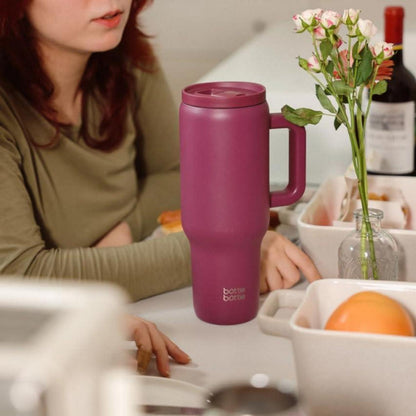 Isolierter Kaffeebecher aus Edelstahl 1,2 l mit Griff und Strohhalm in