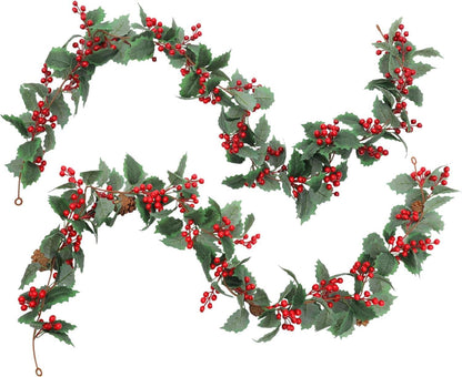 Rote Beerengirlande mit Tannenzapfen für Winterdekoration