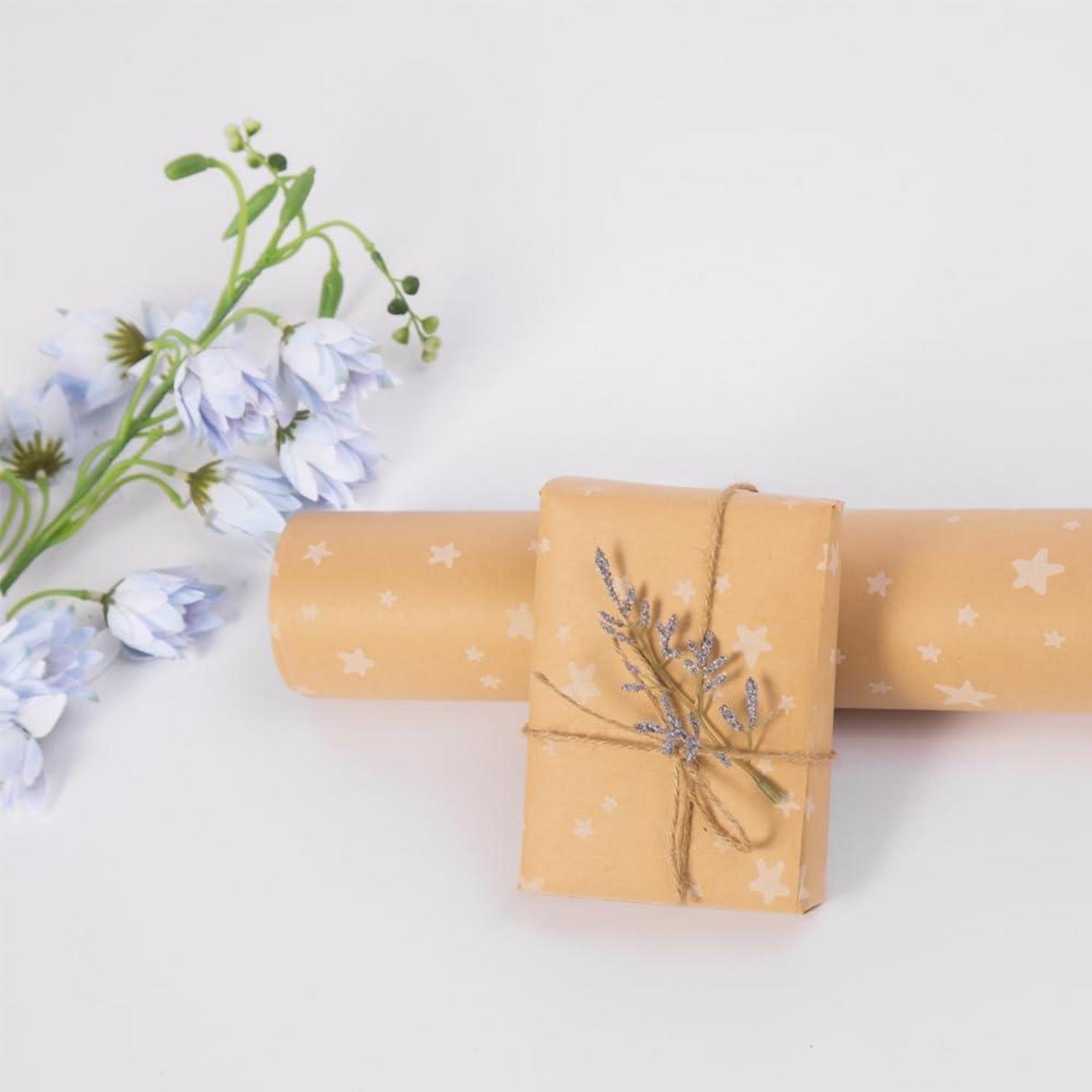 43cm Weihnachtsgeschenkpapierrolle Kraftpapier weiße Sterne 20m