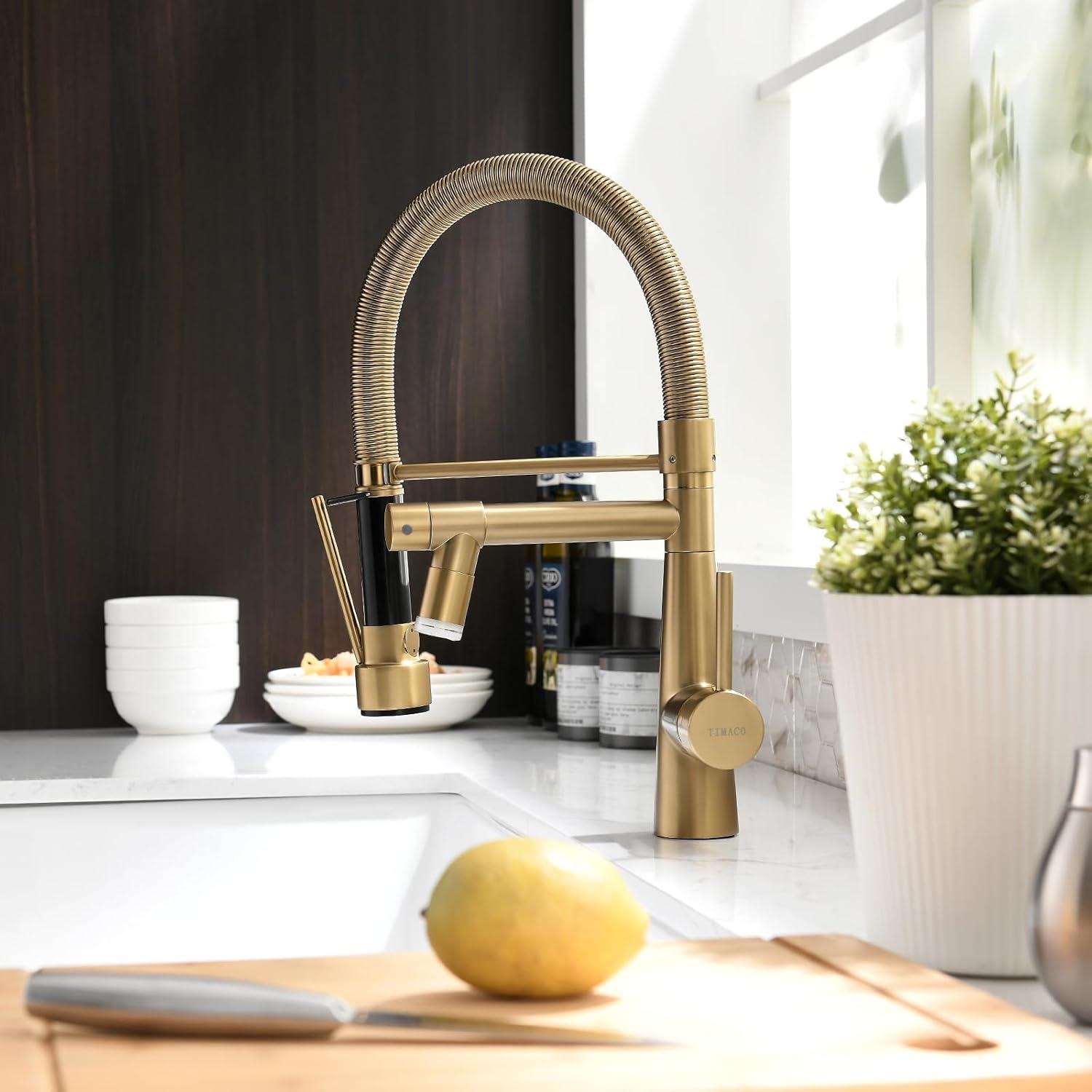 LED Wasserhahn Küche Gebürstetes Gold mit Schloss - Ausziehbar 360° Schwenkbare Spritzfunktion