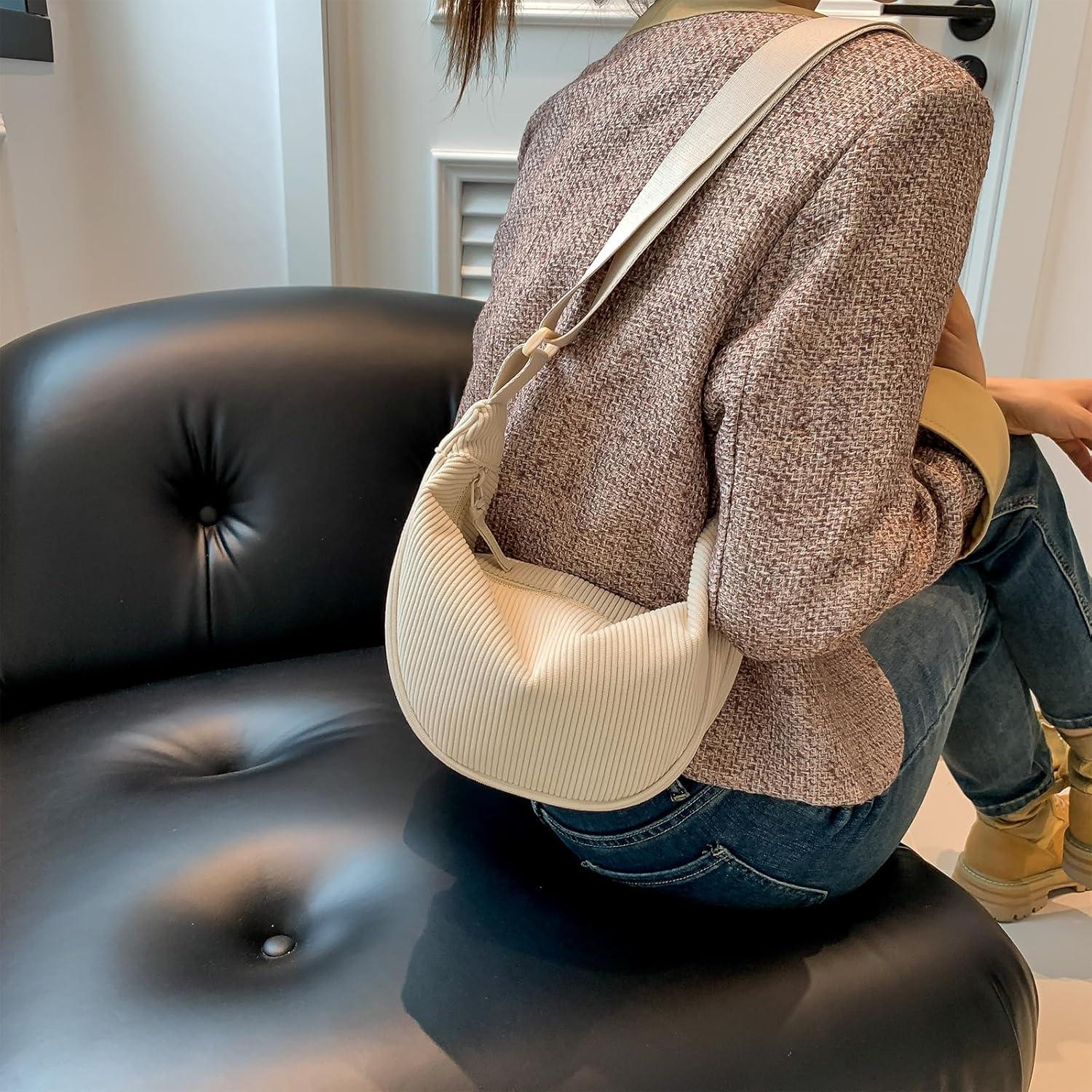 Kleine Halbmondtasche aus Cord Crossbody Bag Damen Tasche