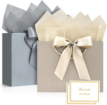 Geschenktüten mit Schleifenbändern, Grußkarten und Taschentüchern