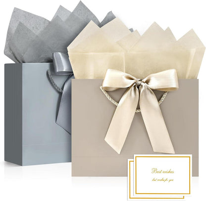 Geschenktüten mit Schleifenbändern, Grußkarten und Taschentüchern