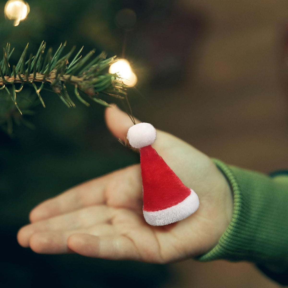 18-teiliges Mini-Weihnachtsdeko Set: Mützen & Schals für Festliche Tischdeko