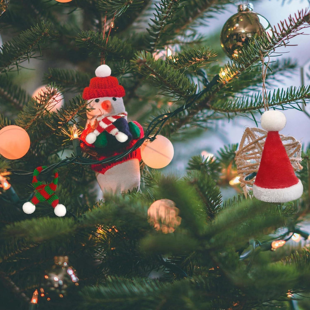 18-teiliges Mini-Weihnachtsdeko Set: Mützen & Schals für Festliche Tischdeko