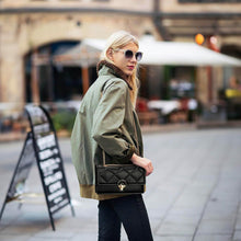 Damen Umhängetasche aus weichem Leder mit Metallkette