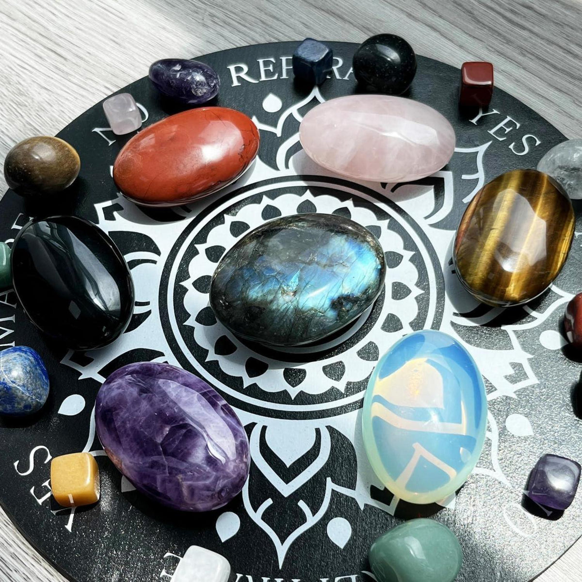 Schwarzer Obsidian Schmuckstein, polierter Kristall für Entspannung und Meditation