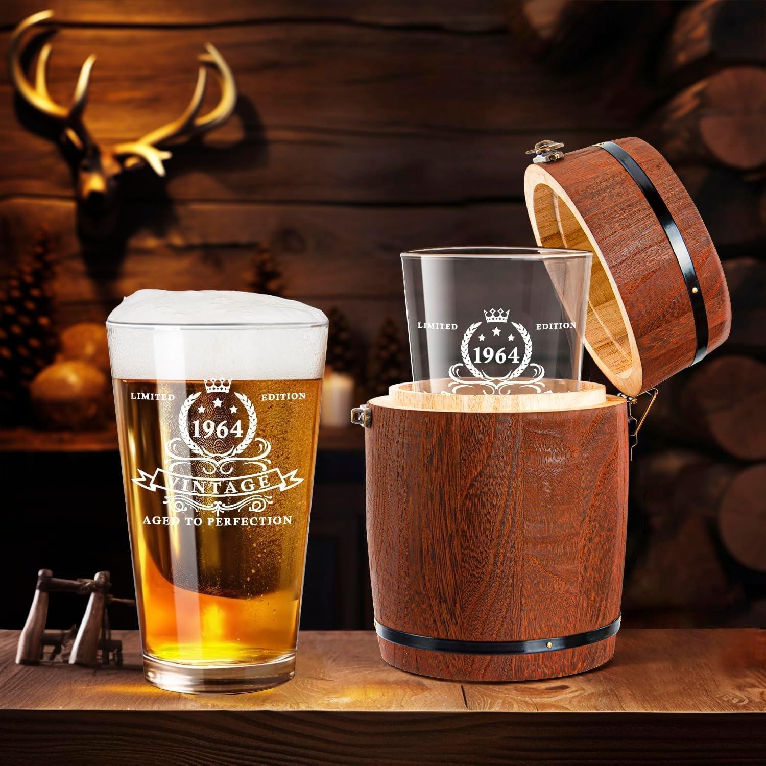 Geburtstagsgeschenk für Männer 1964 Bierglas in Fassbox 480 ml