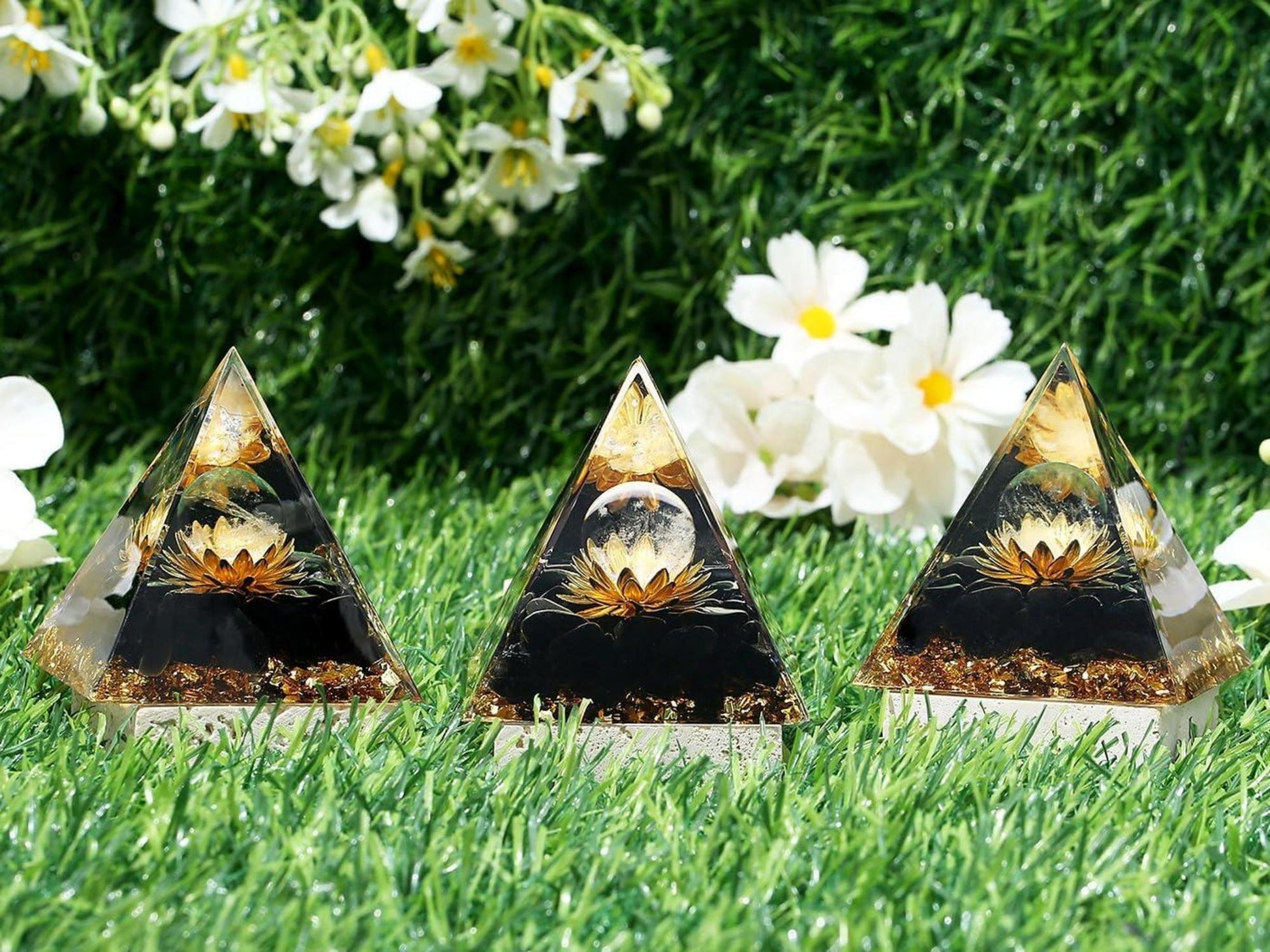 Obsidian Orgonit Pyramide mit Lotus Kristallen - Positive Energie Schutzstein