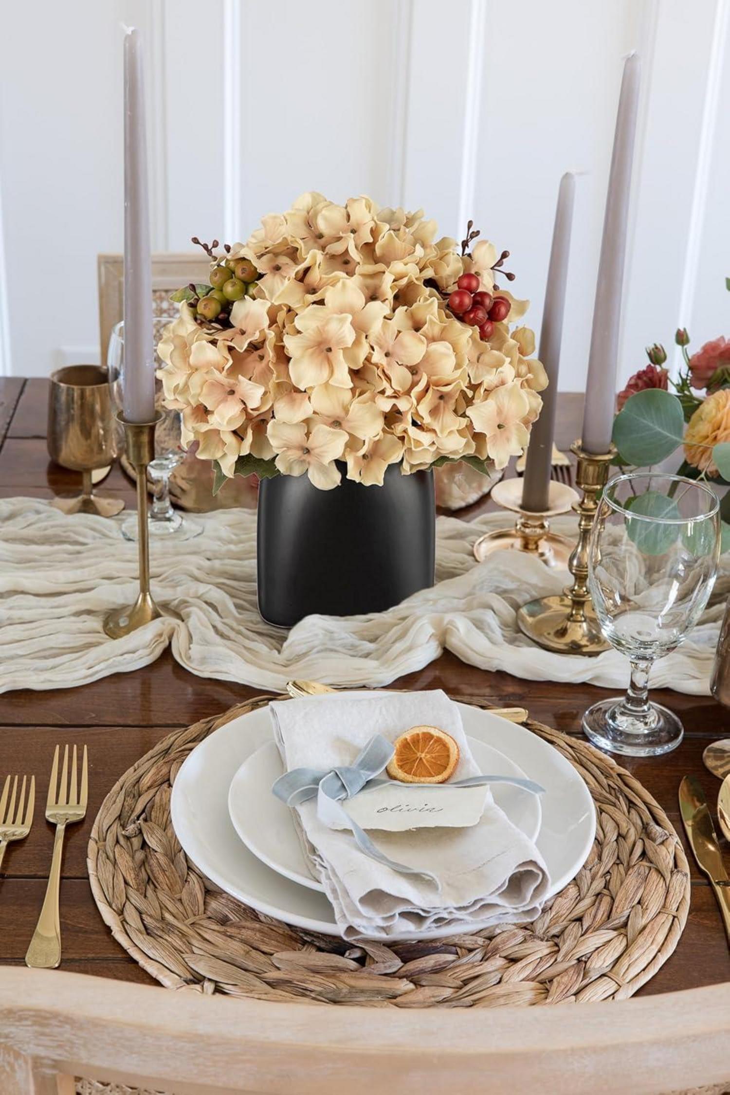 Weiße Künstliche Hortensien in Schwarzer Keramikvase - Dekoblumen mit Beeren